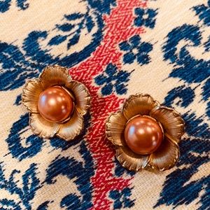 🌷3 for$20🌷Vintage gold tone pearl flower earring